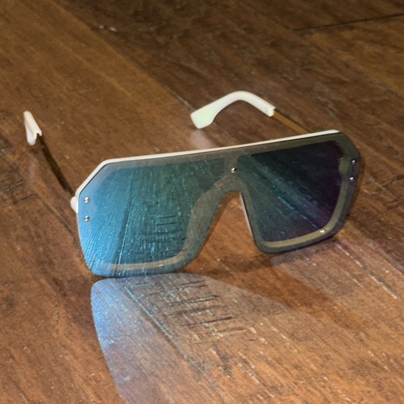 BRAND NEW! Stylish Blue and White Sunglasses - Picture 5 of 9